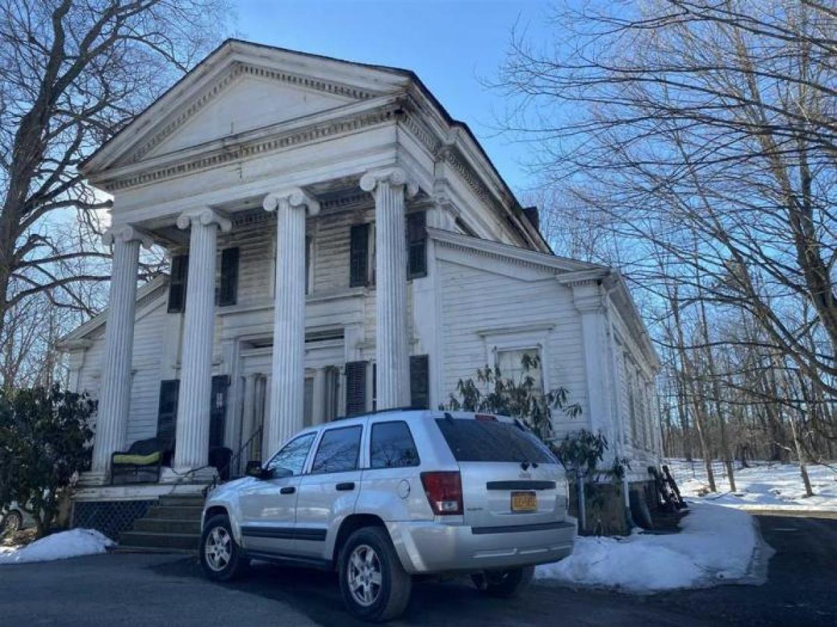 Picture of Home For Sale in Pleasant Valley, New York, United States
