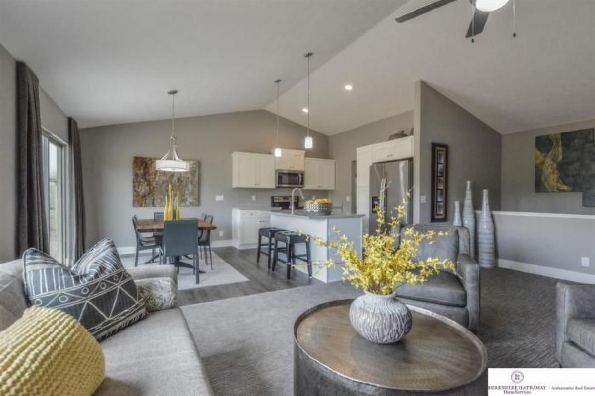 Picture of Home For Sale in Elkhorn, Nebraska, United States