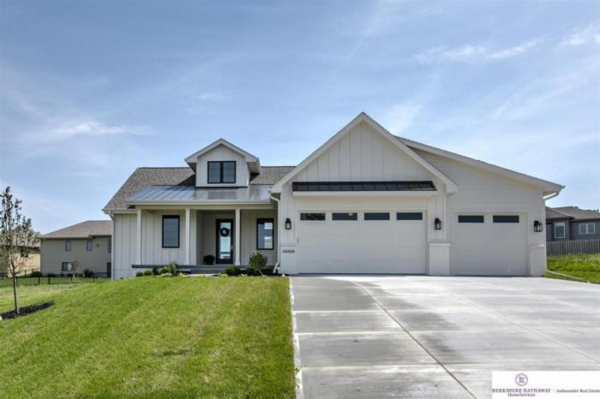 Picture of Home For Sale in Papillion, Nebraska, United States