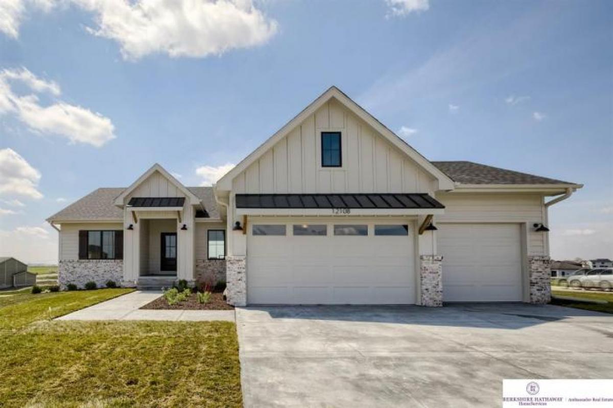 Picture of Home For Sale in Gretna, Nebraska, United States