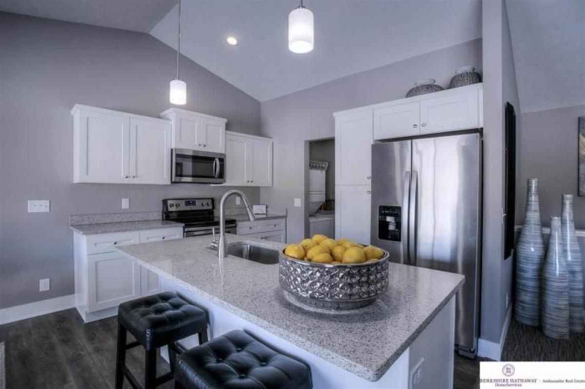 Picture of Home For Sale in Elkhorn, Nebraska, United States