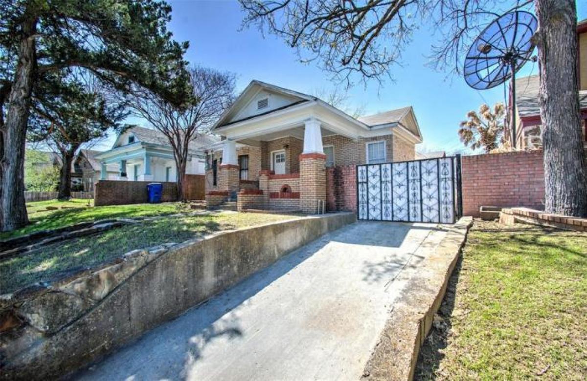Picture of Multi-Family Home For Sale in Dallas, Texas, United States