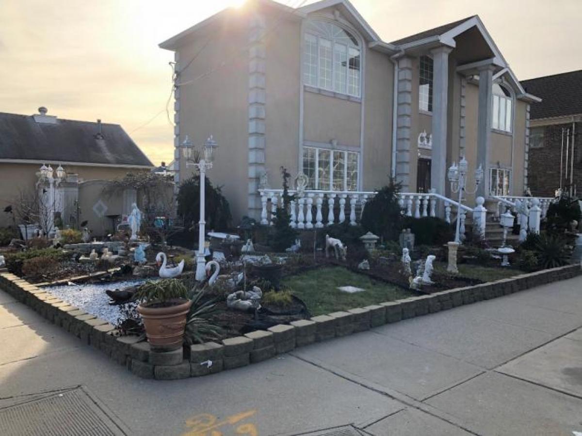 Picture of Home For Sale in Howard Beach, New York, United States