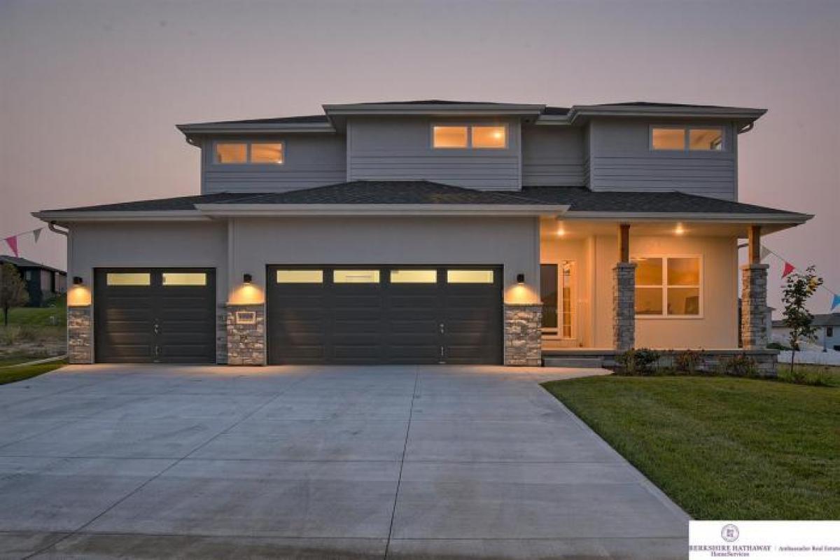 Picture of Home For Sale in Papillion, Nebraska, United States