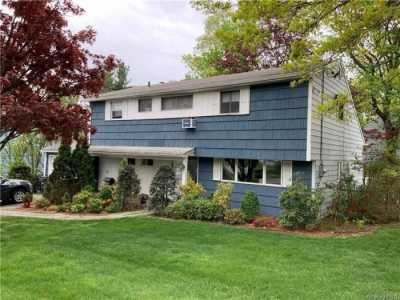 Home For Sale in Hartsdale, New York