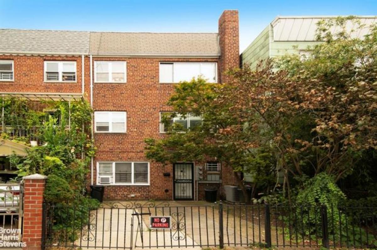 Picture of Home For Sale in Astoria, New York, United States