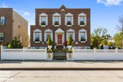 Home For Sale in Belle Harbor, New York