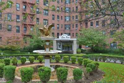 Apartment For Sale in Briarwood, New York