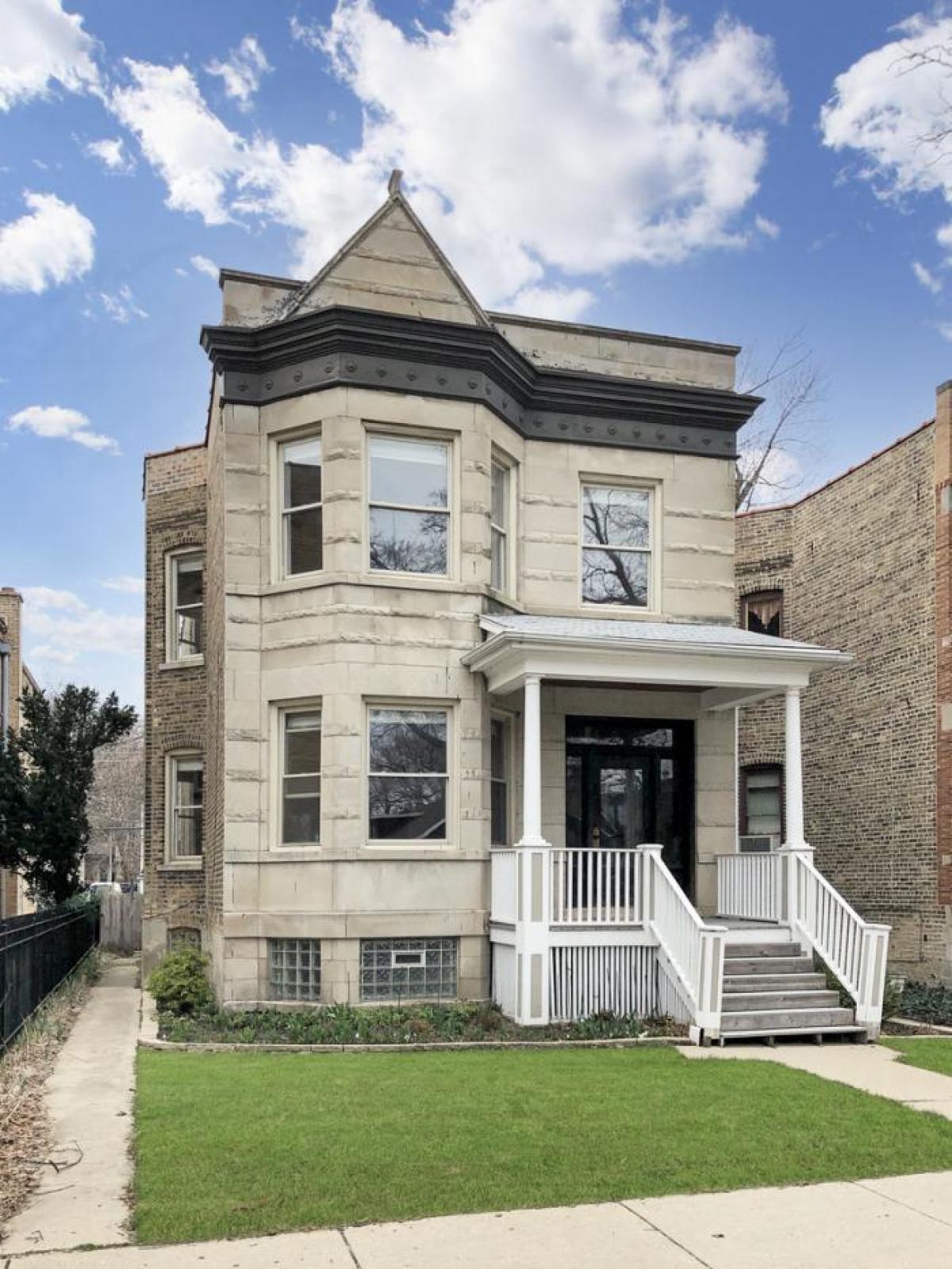 Picture of Multi-Family Home For Sale in Chicago, Illinois, United States
