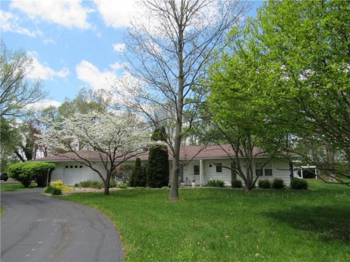 Picture of Home For Sale in Crawfordsville, Indiana, United States