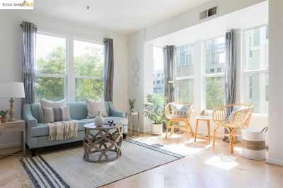 Condo For Sale in Oakland, California