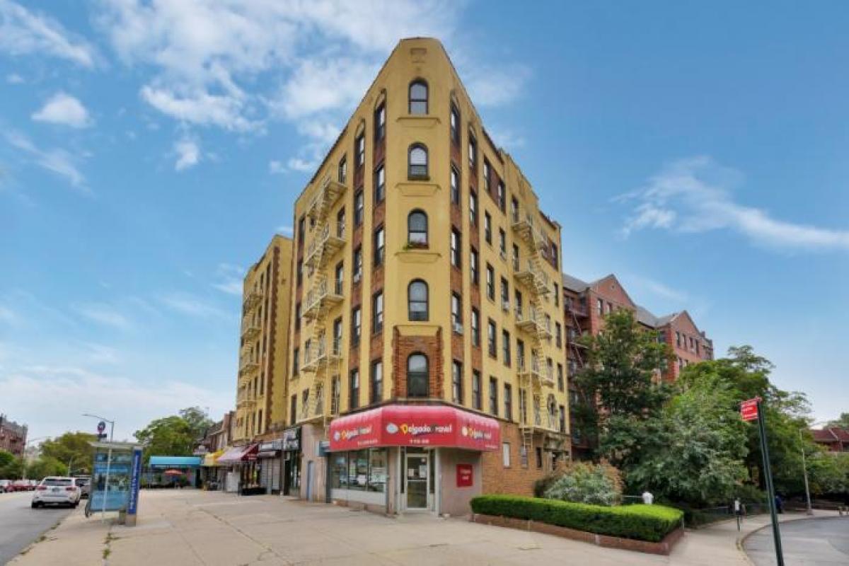 Picture of Condo For Sale in Kew Gardens, New York, United States