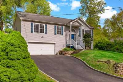 Home For Sale in Mohegan Lake, New York