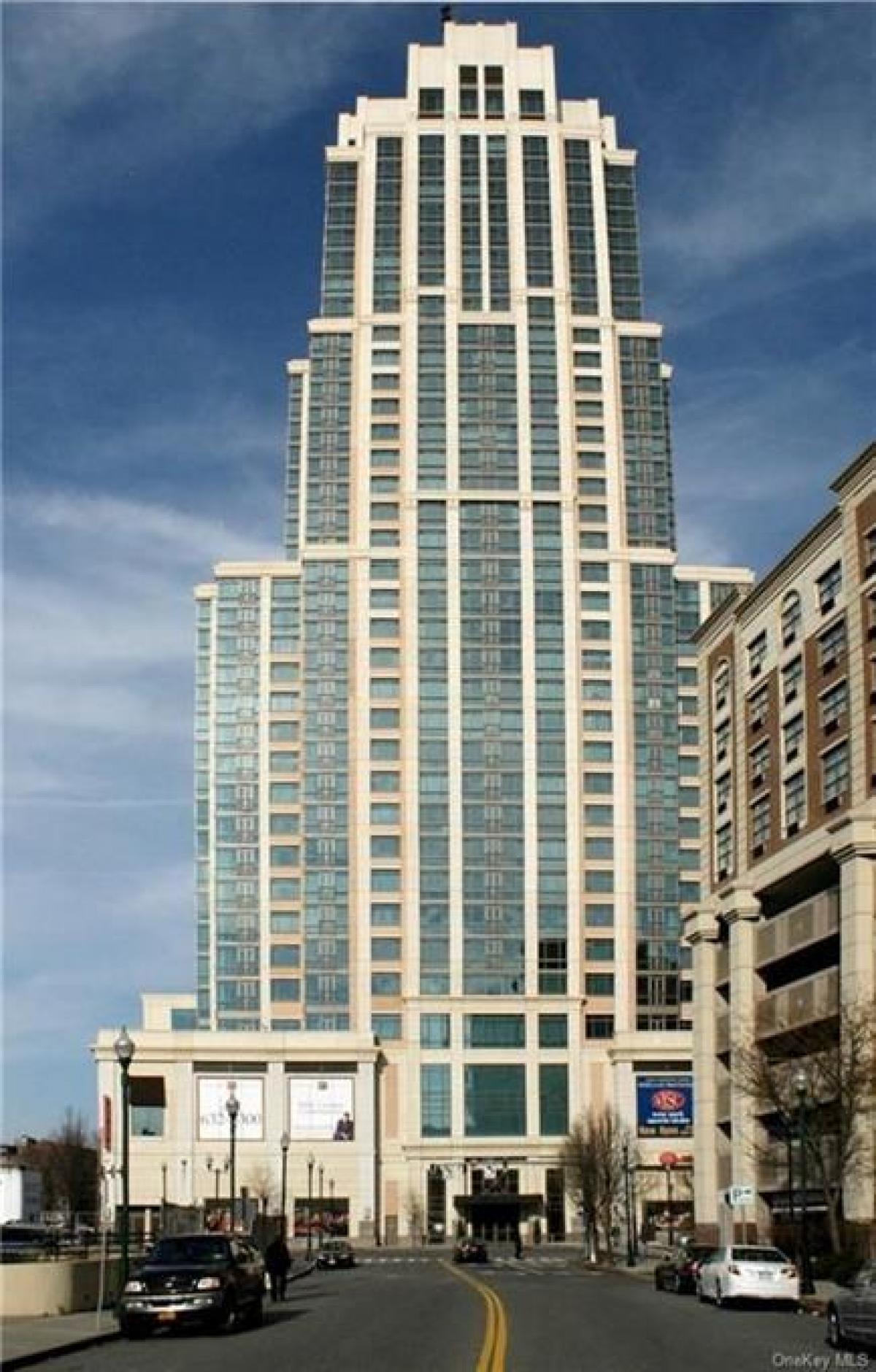 Picture of Home For Sale in New Rochelle, New York, United States