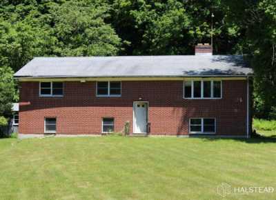 Home For Sale in Putnam Valley, New York