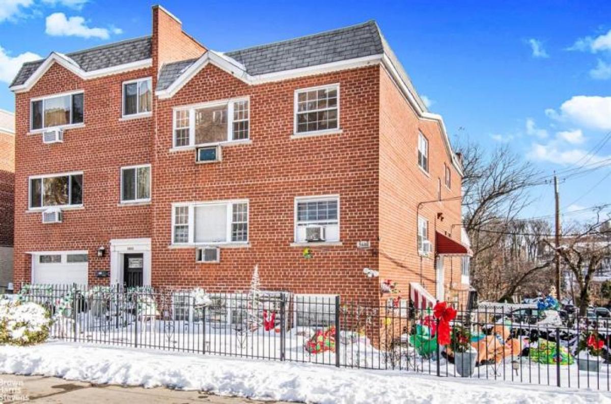 Picture of Home For Sale in Riverdale, New York, United States