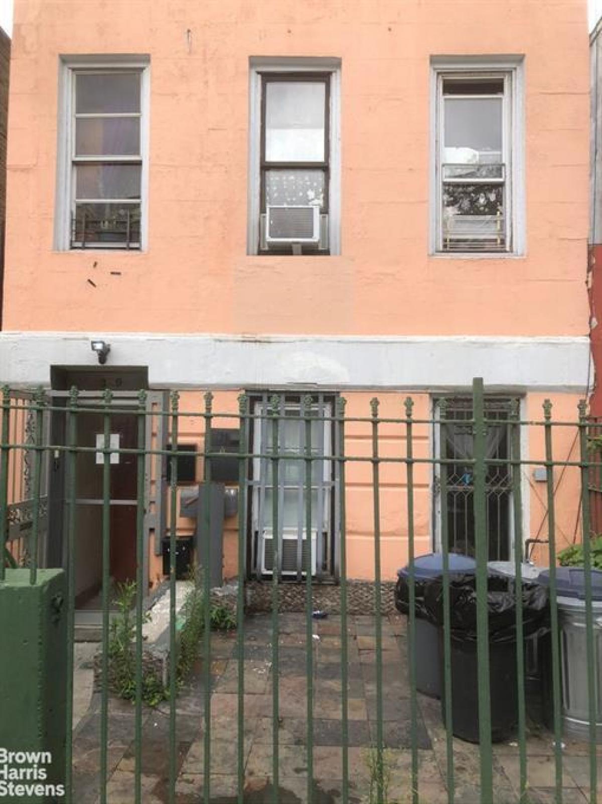 Picture of Home For Sale in East Harlem, New York, United States