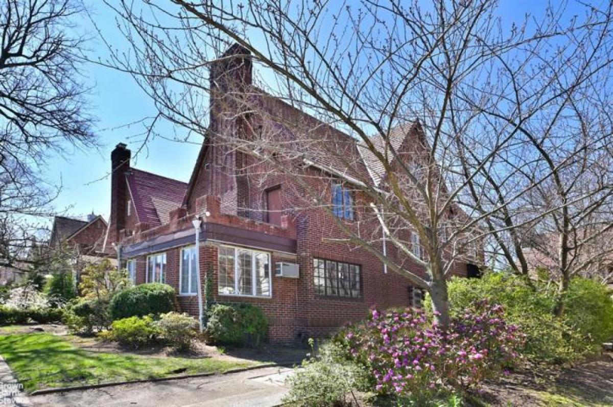 Picture of Home For Sale in Forest Hills, New York, United States