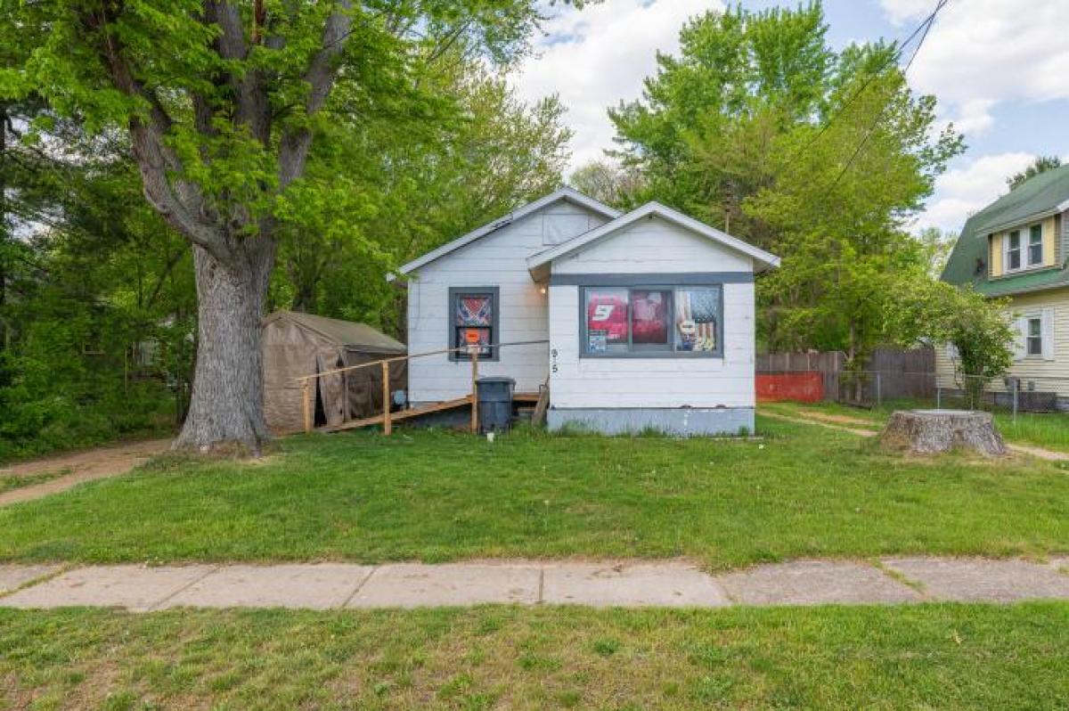 Picture of Home For Sale in Kalamazoo, Michigan, United States