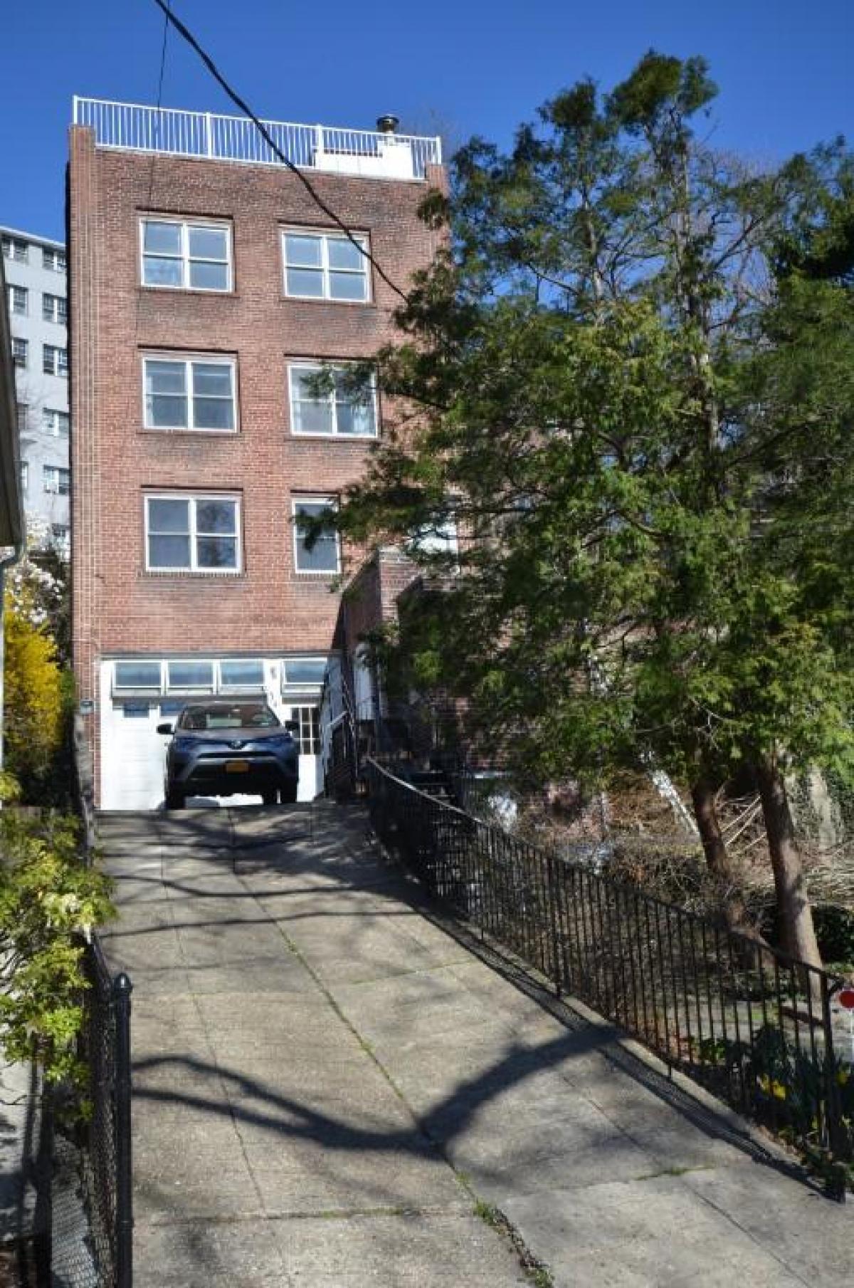 Picture of Home For Sale in Bronx, New York, United States