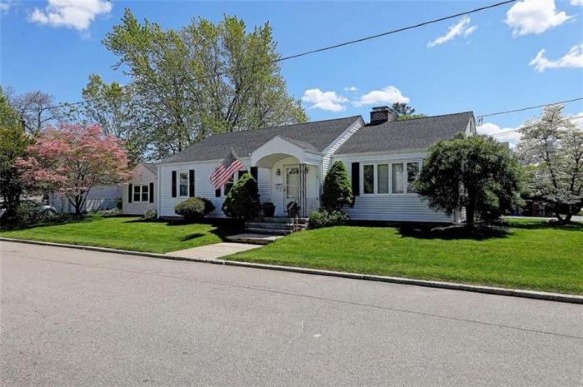 Picture of Home For Sale in Cranston, Rhode Island, United States