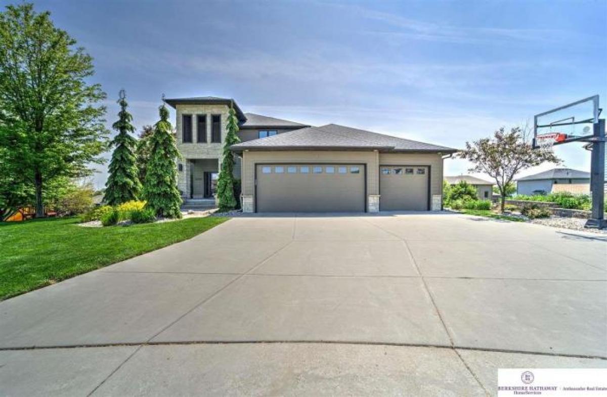 Picture of Home For Sale in Gretna, Nebraska, United States