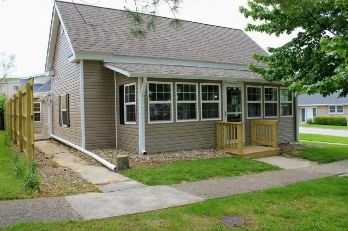 Picture of Home For Sale in Bedford, Indiana, United States