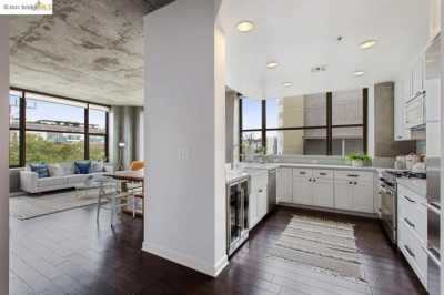 Condo For Sale in Oakland, California