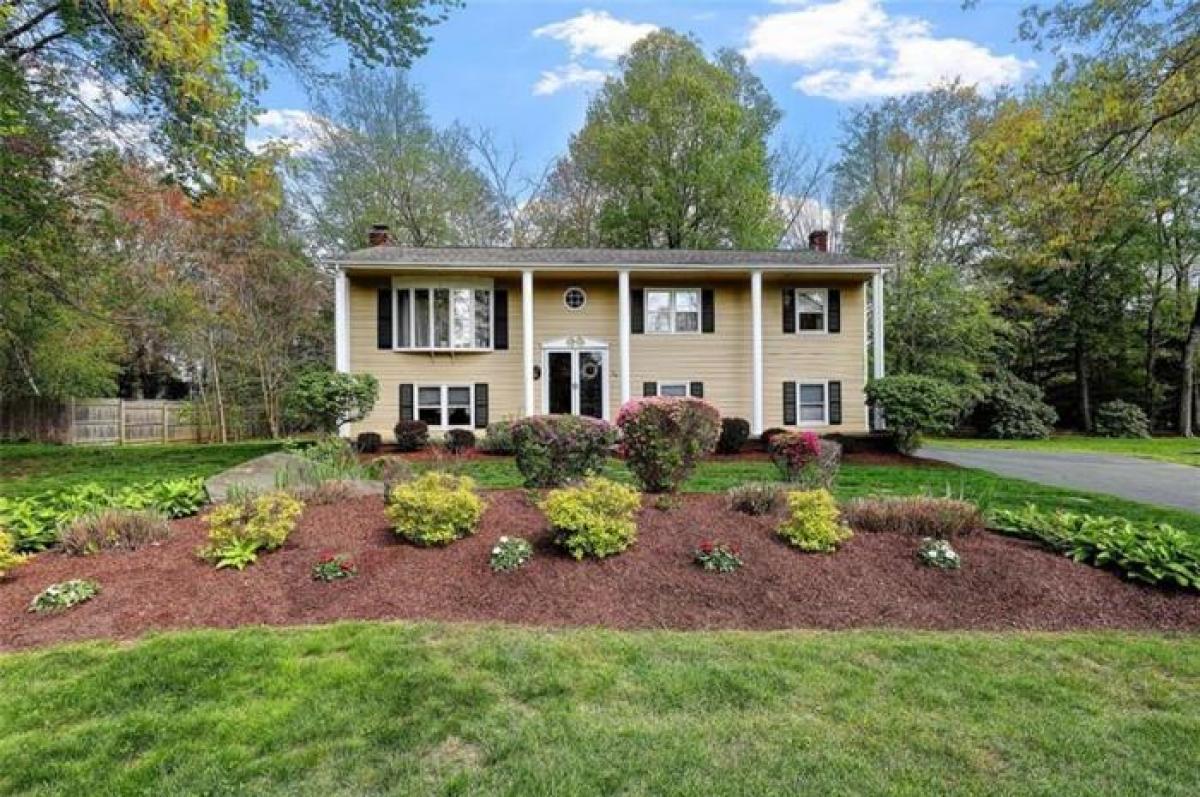 Picture of Home For Sale in Smithfield, Rhode Island, United States