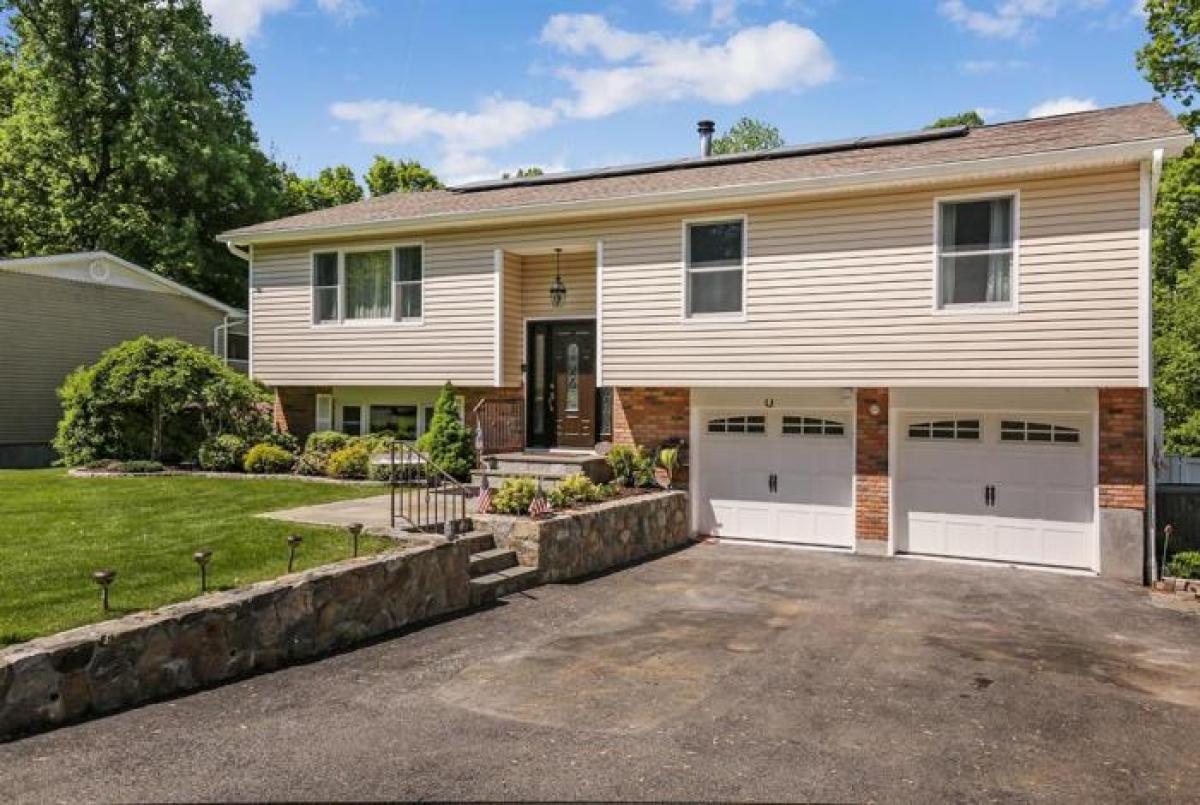 Picture of Home For Sale in Yorktown Heights, New York, United States