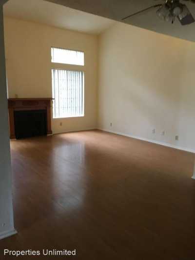 Apartment For Rent in Valley Village, California