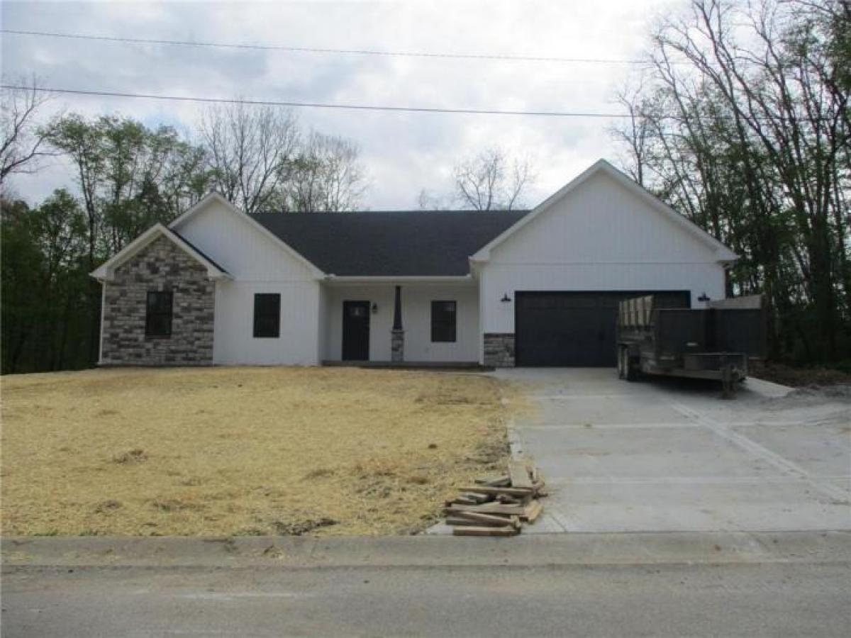 Picture of Home For Sale in Crawfordsville, Indiana, United States