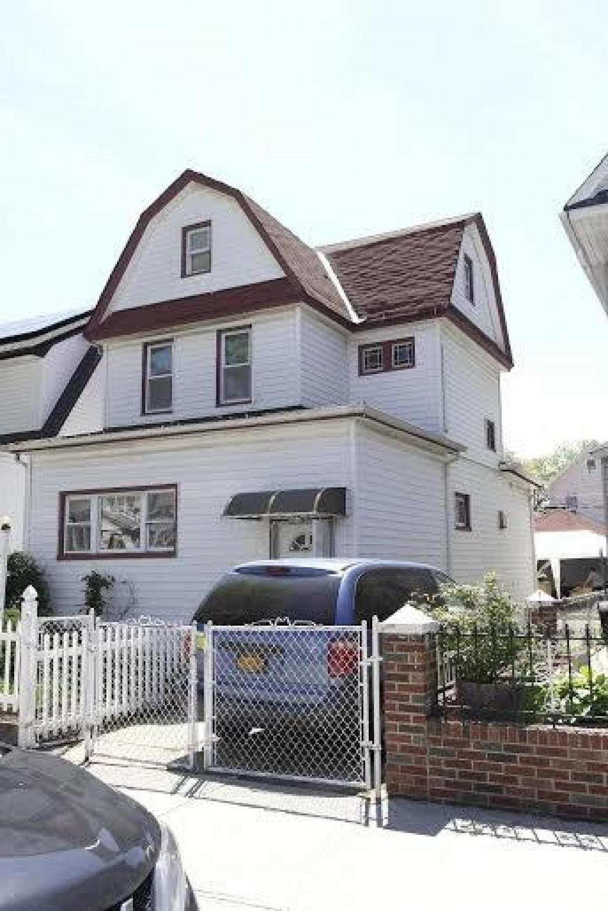 Picture of Home For Sale in South Richmond Hill, New York, United States