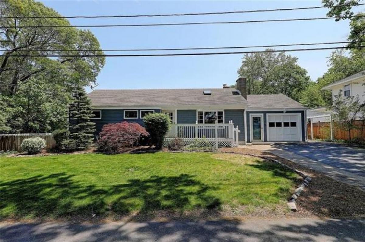 Picture of Home For Sale in Barrington, Rhode Island, United States