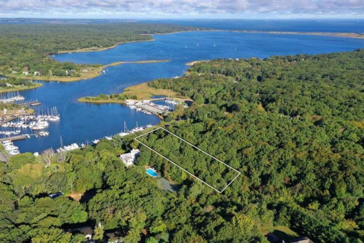 Picture of Home For Sale in East Hampton, New York, United States