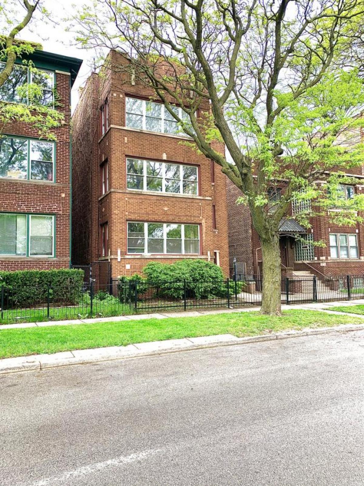 Picture of Multi-Family Home For Sale in Chicago, Illinois, United States