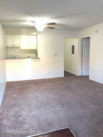 Apartment For Rent in Sun Valley, California