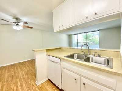 Apartment For Rent in Valley Village, California