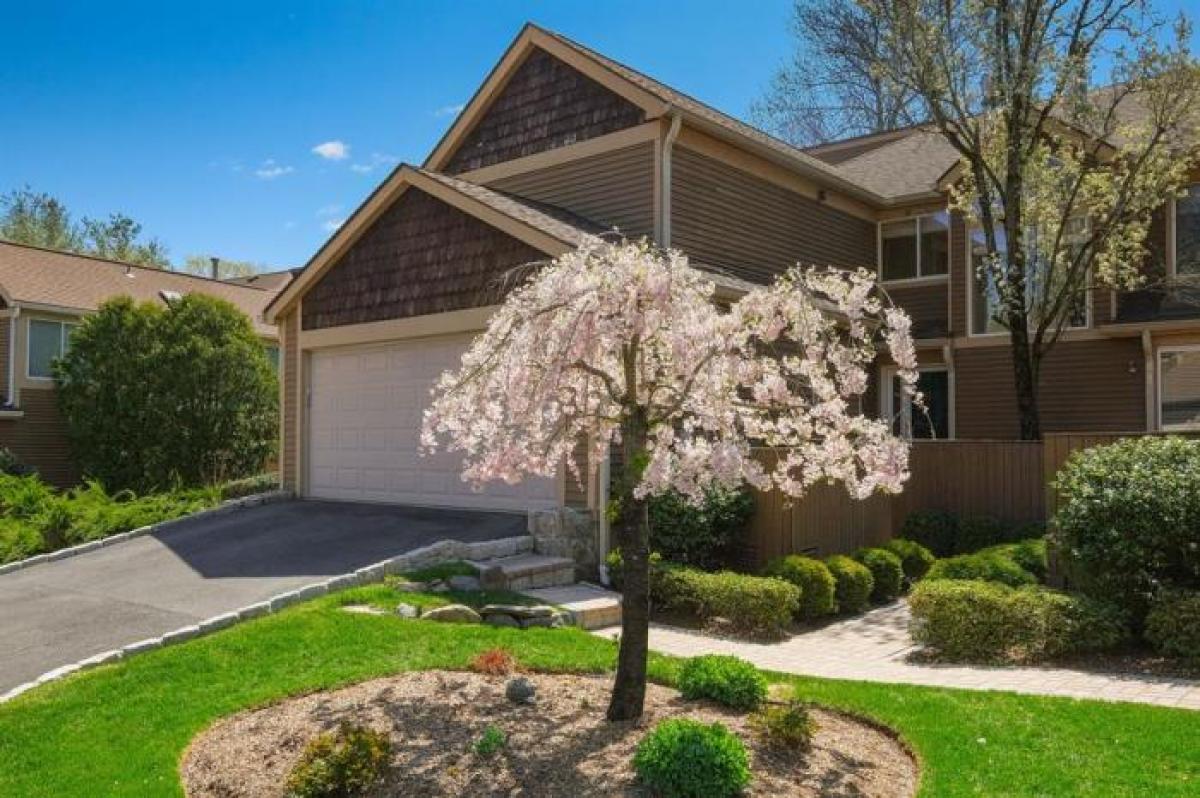 Picture of Home For Sale in New Rochelle, New York, United States