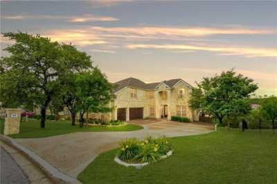 Home For Sale in Lakeway, Texas