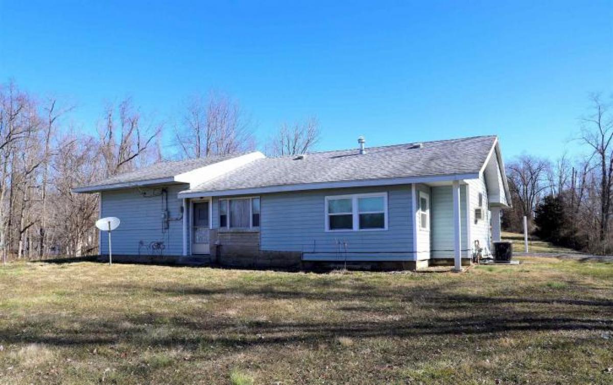 Picture of Home For Sale in Bedford, Indiana, United States
