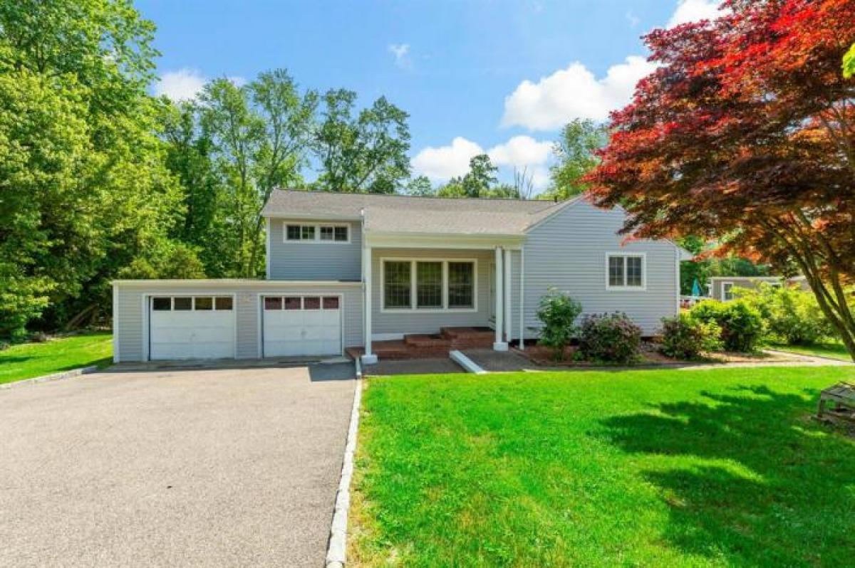 Picture of Home For Sale in Mohegan Lake, New York, United States