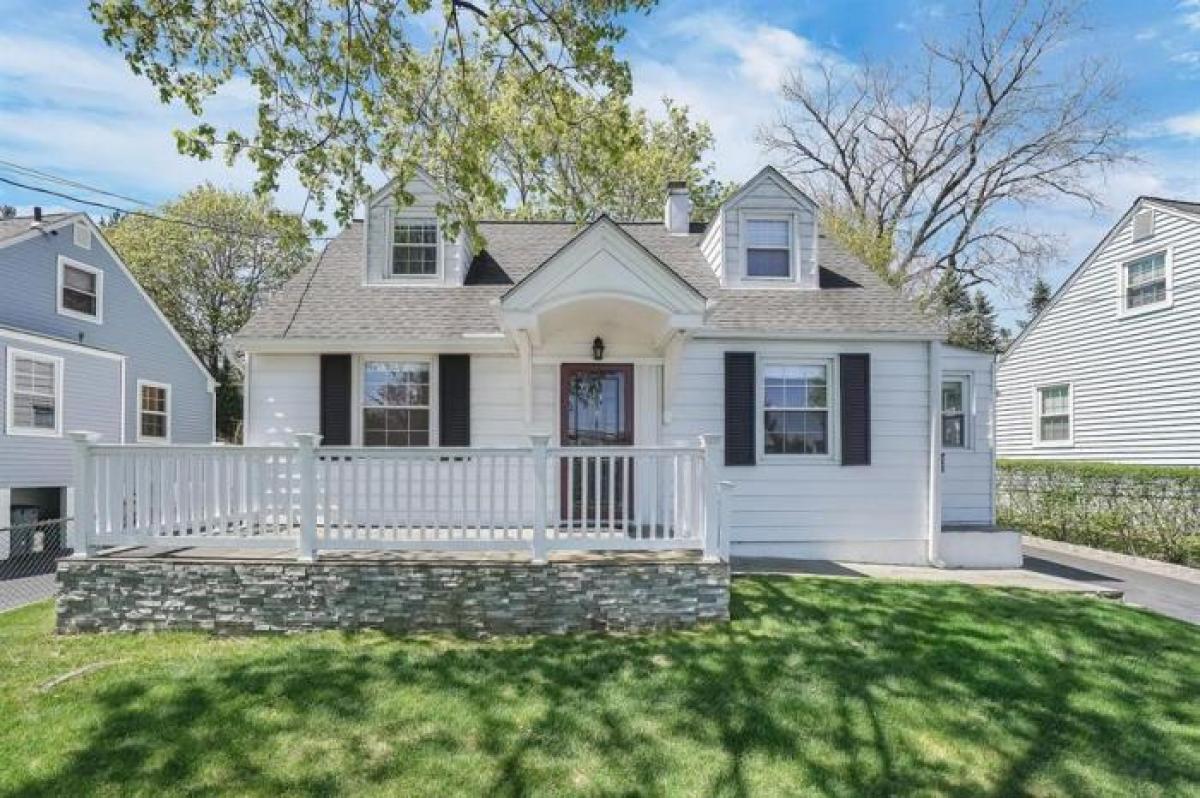 Picture of Home For Sale in Yonkers, New York, United States