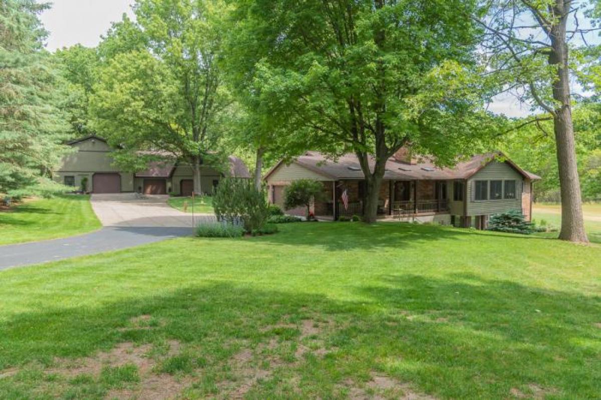 Picture of Home For Sale in Kalamazoo, Michigan, United States