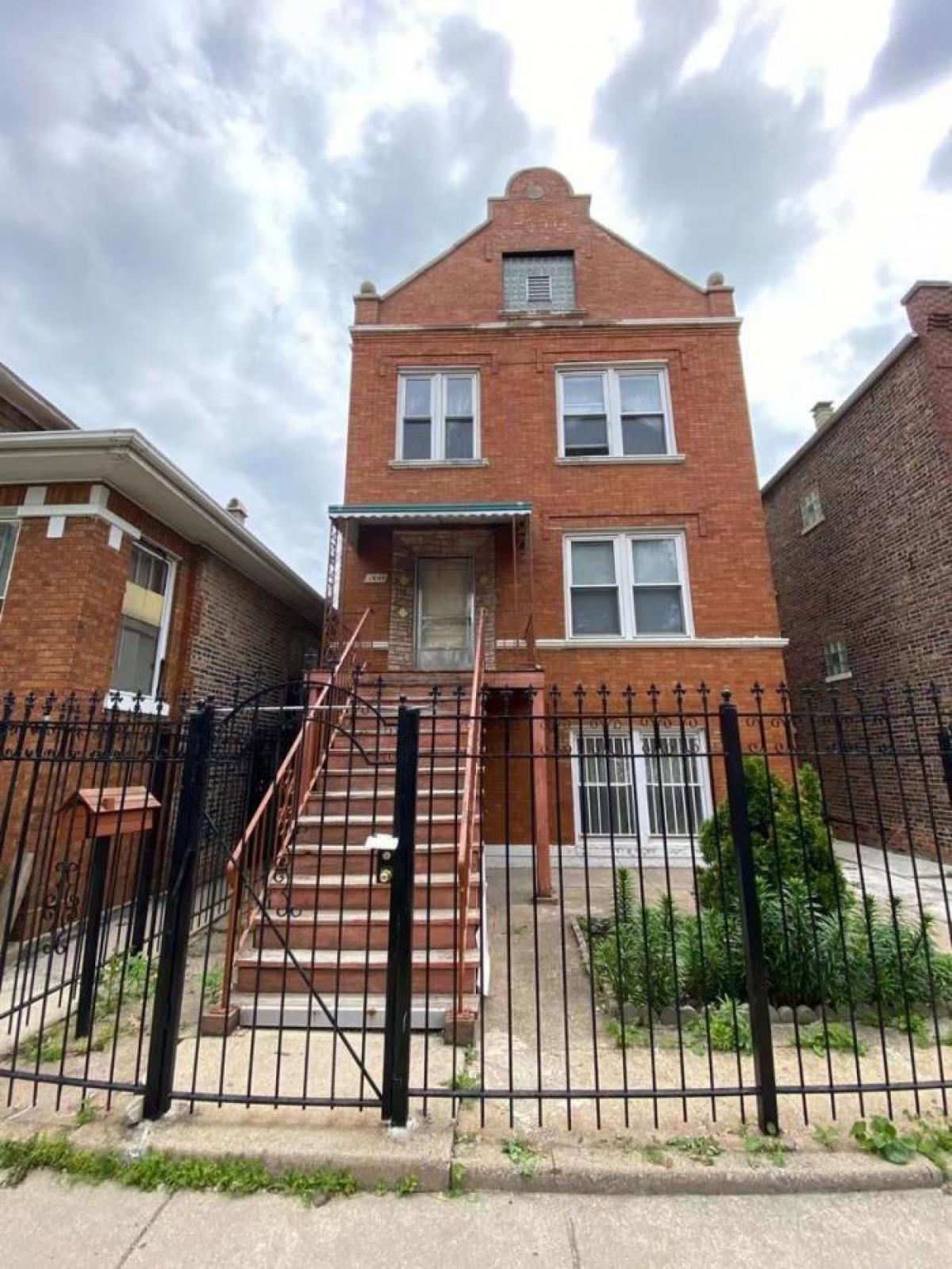 Picture of Multi-Family Home For Sale in Chicago, Illinois, United States