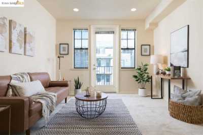 Condo For Sale in Oakland, California