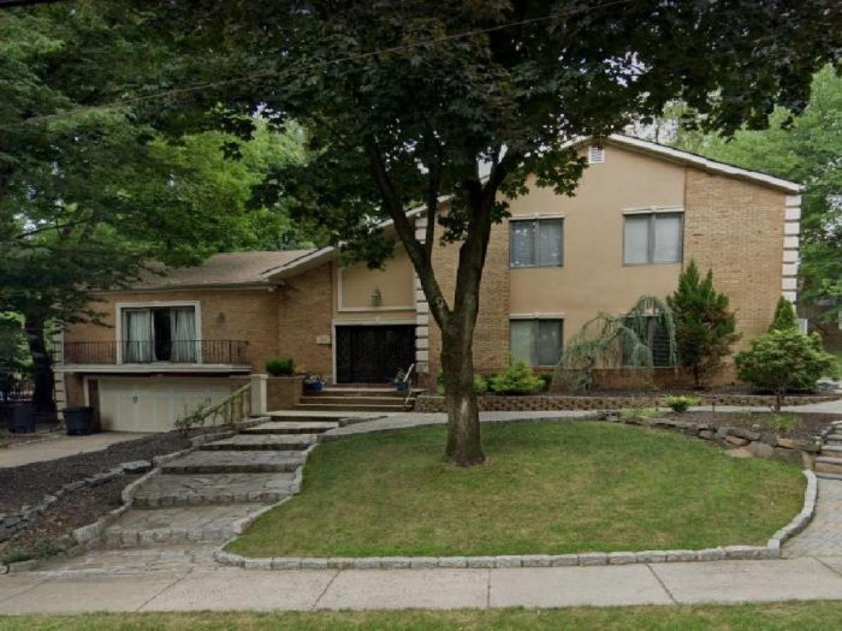 Picture of Home For Sale in Teaneck, New Jersey, United States