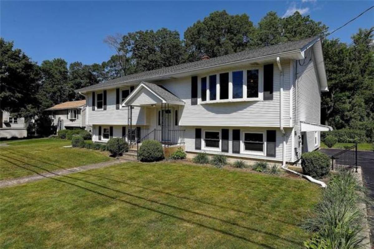 Picture of Home For Sale in Cumberland, Rhode Island, United States