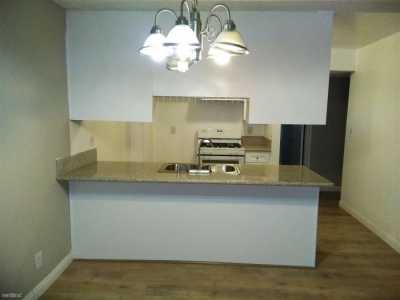 Apartment For Rent in North Hills, California