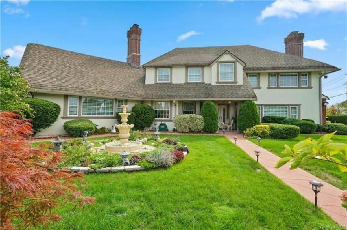 Picture of Home For Sale in Yonkers, New York, United States